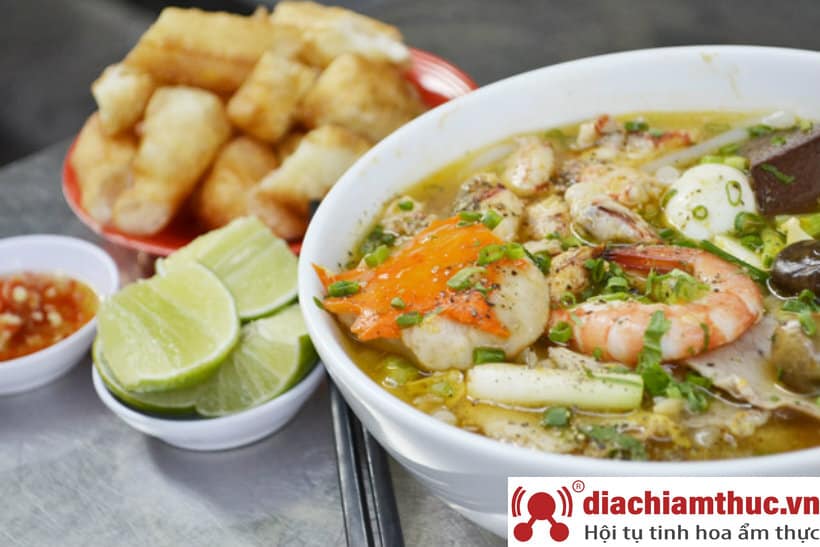 Bánh canh cua Út Lệ