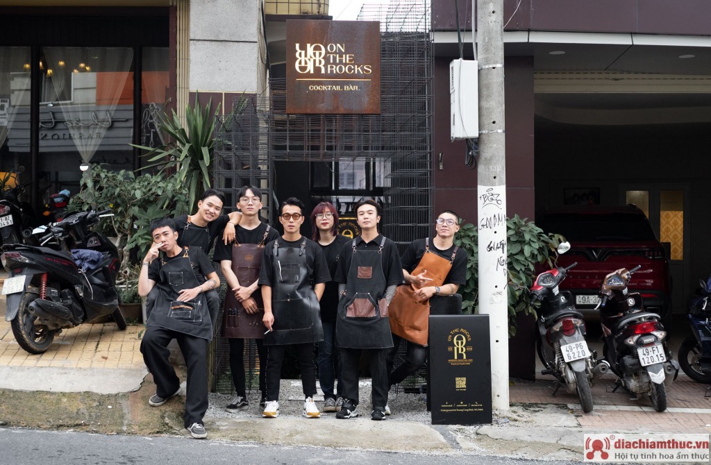 Các bartender chuyên nghiệp của On The Rocks Cocktail Bar