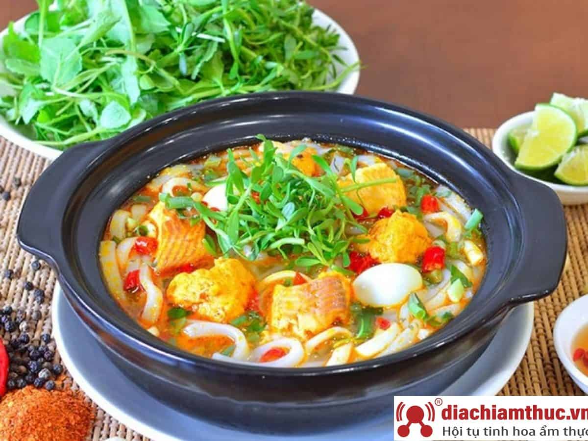 Bánh canh cá lóc nồi đất xứ Quảng