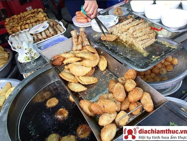 Menu đa dạng tại Bánh gối Lý Quốc Sư