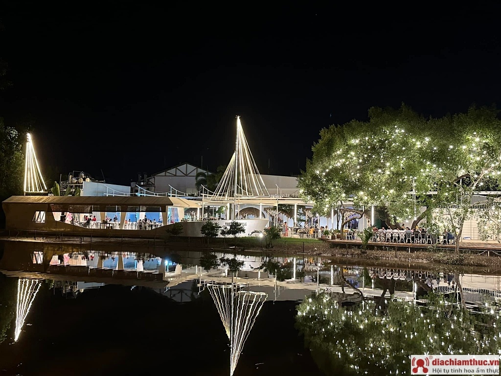 Thuyền Trăng Restaurant