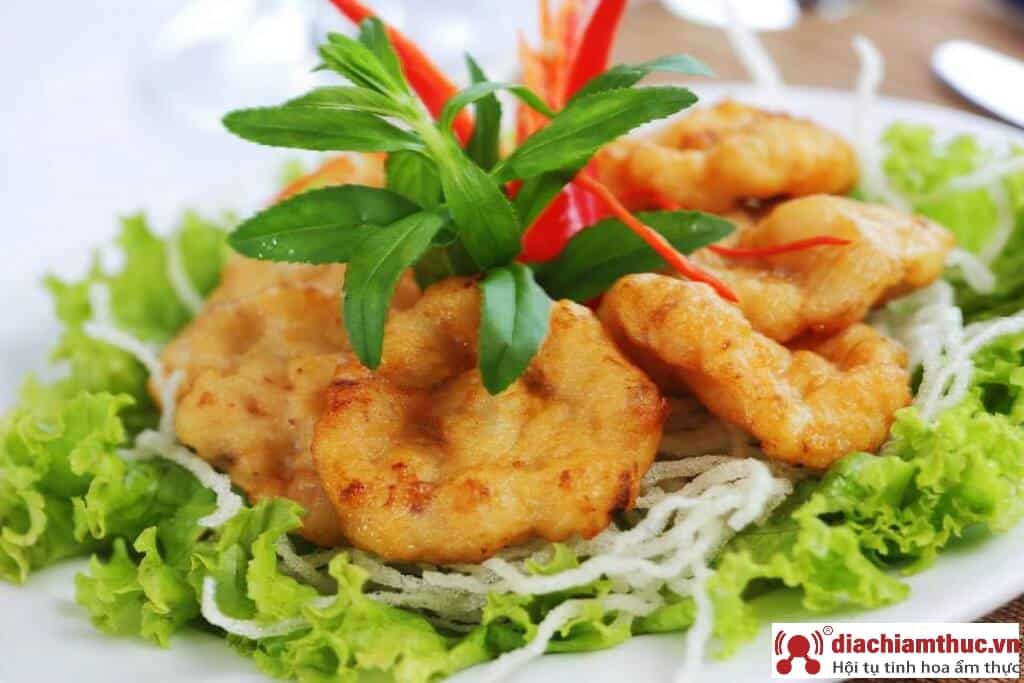 Chả mực chiên giòn, chấm tương ớt