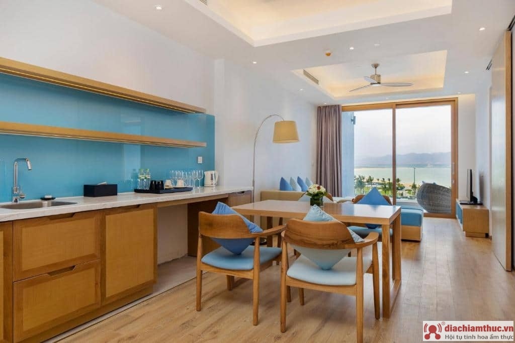 Khu vực bếp của phòng family suite