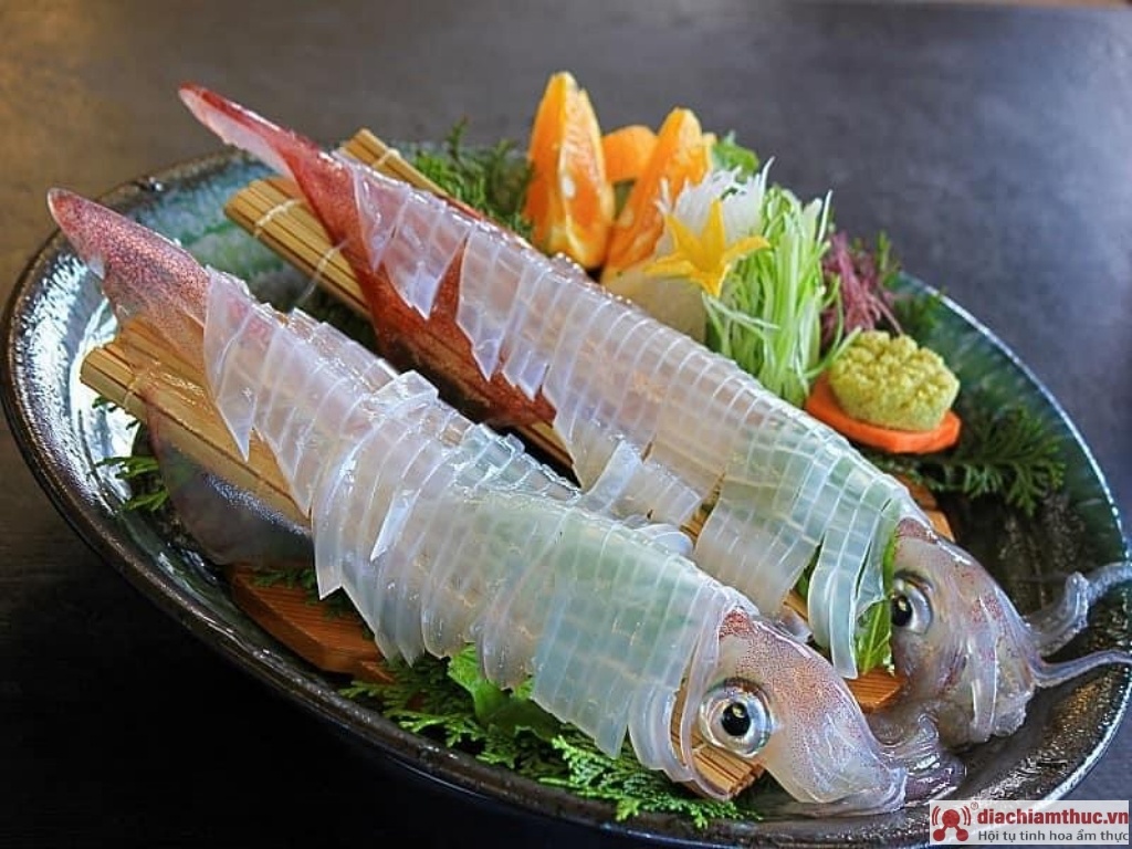 Sashimi mực