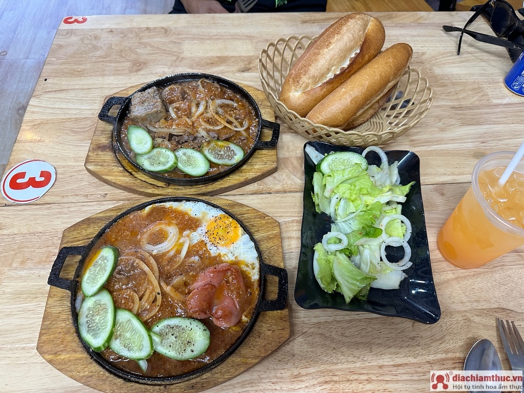 Món bánh mì chảo tại quán Tasty Đà Lạt