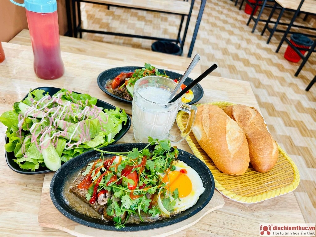 Bánh mì chảo bami cô Bống ngon ăn cùng salad