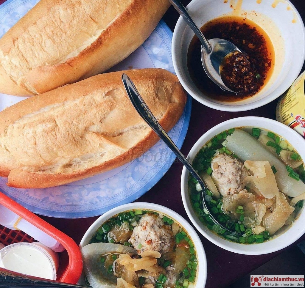 Bánh mì Bà Thoa giòn, ruột mềm, xíu mại viên to, đầy thịt, mềm và thơm