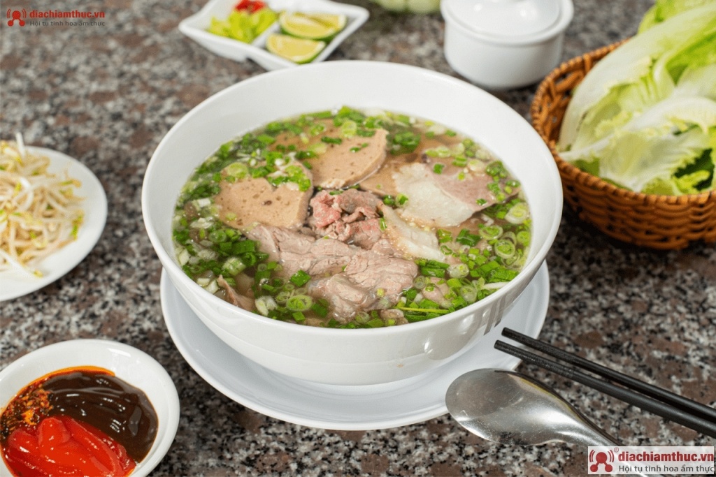 Phở bò là món ăn của quán Bò Vàng, với nước dùng ngọt thanh, đậm đà, bánh phở mềm dai và thịt bò tươi ngon