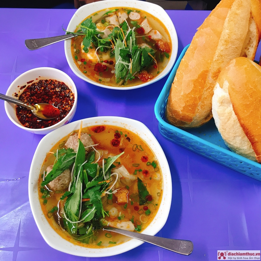 Bánh mì xíu mại Thu Còi là món quà sáng ngon miệng và đầy đủ dinh dưỡng 