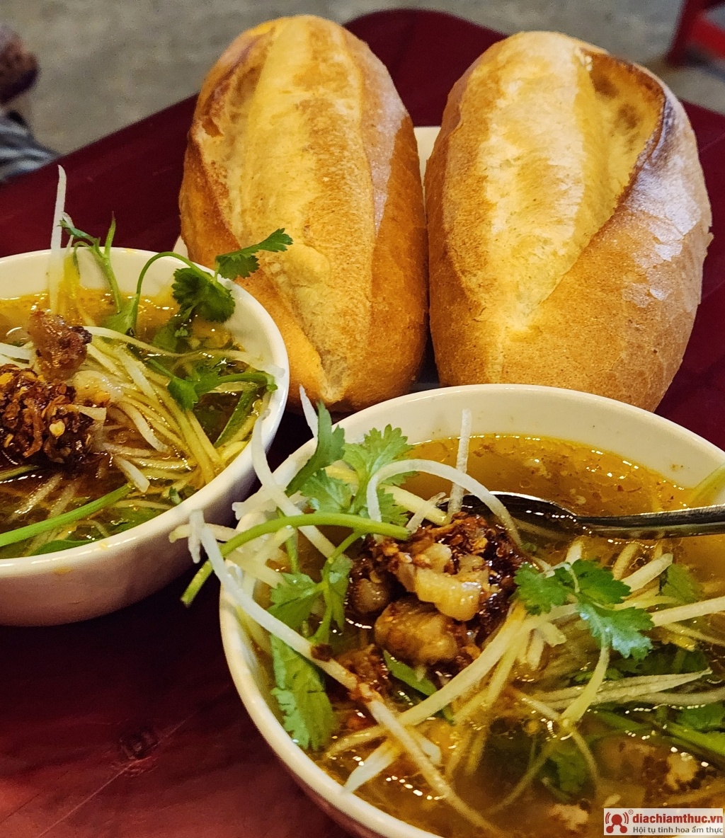 Bánh mì xíu mại Cô Sương với những viên thịt xíu mại to, tròn và bánh mì giòn