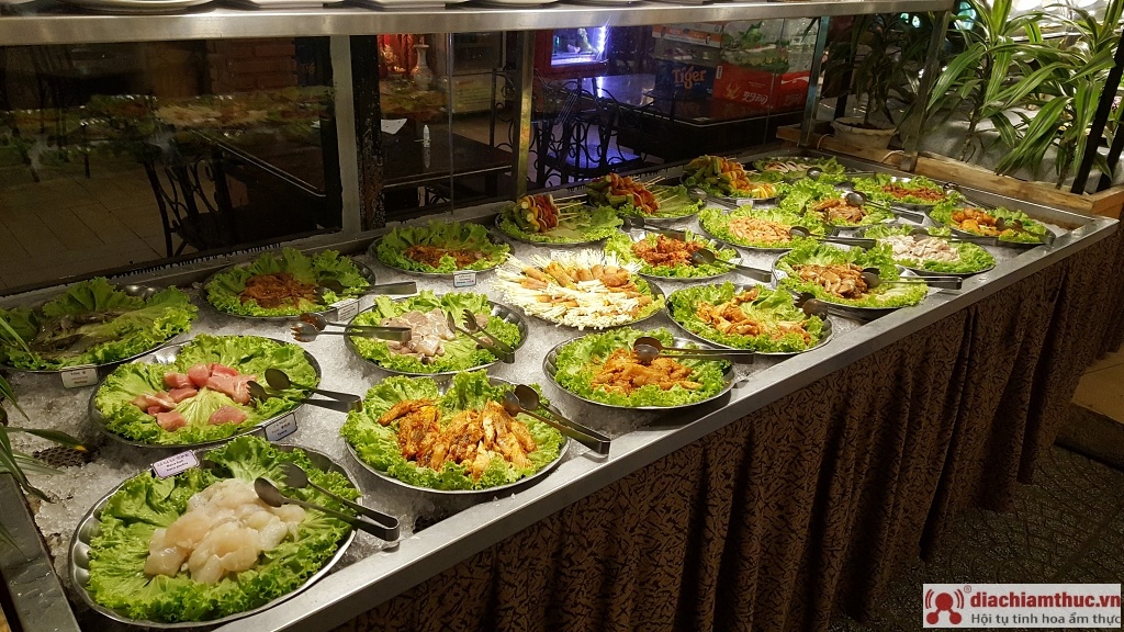 Khu vực Buffet Ngon BBQ  được bày trí đẹp mắt với nhiều loại rau củ quả tươi ngon