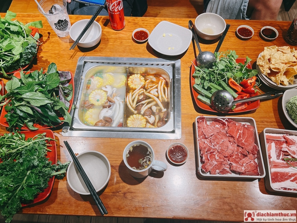 Lagim nổi tiếng với mô hình buffet rau độc đáo, thực khách có thể thoải mái lựa chọn 