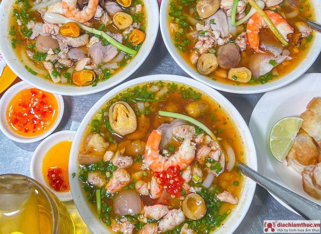 Tô bánh canh cua Anh Vũ đầy đặn, với gạch cua béo ngậy, thịt cua tươi ngon, chả cá dai dai và nước dùng đậm đà