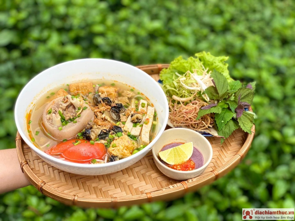 Bún riêu đầy đặn, topping đa dạng chỉ có tại Bún riêu Nhà Sài Gòn