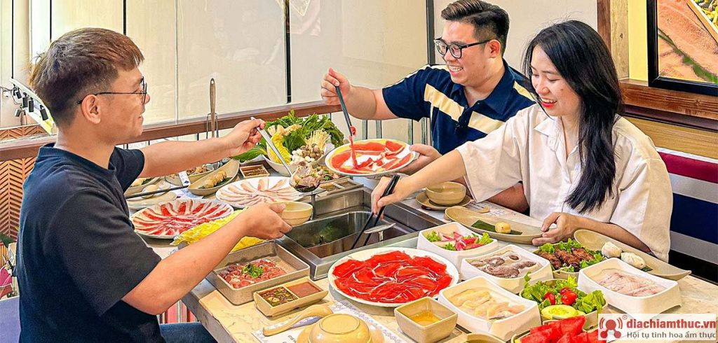 Thực khách thưởng thức buffet ngon ở nhà hàng Mor Fai Đà Nẵng