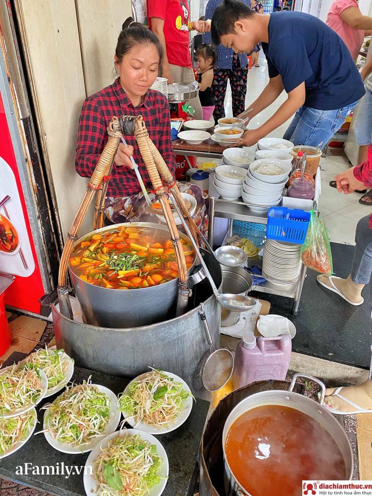 Bún riêu Gánh chợ Bến Thành Sài Gòn