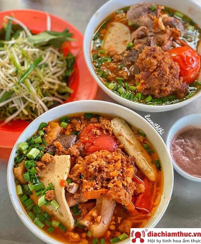 Bún riêu ốc giò chả Thu Nga Sài Gòn