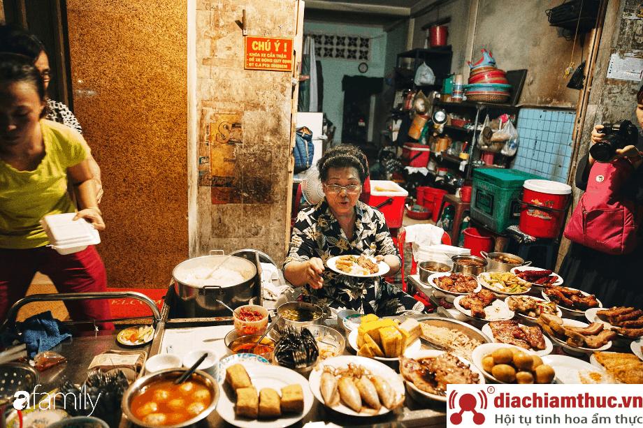 Quán cơm tấm Bãi Rác - Lê Văn Linh