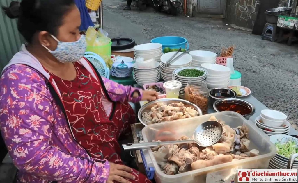 Bánh canh bò viên quận 1