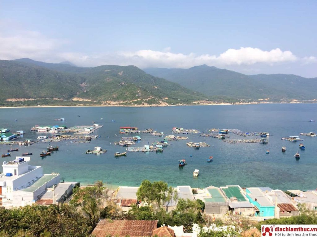 Di chuyển từ thành phố Nha Trang qua đảo Bình Hưng