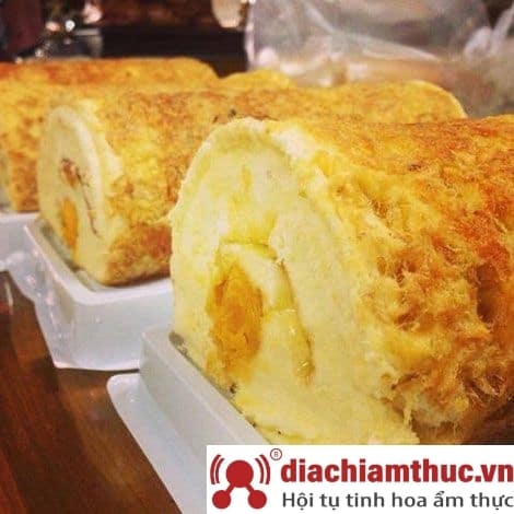 Bánh bông lan cuộn trứng muối chà bông