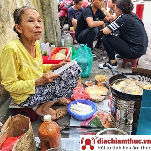 Nem chua rán bà cụ