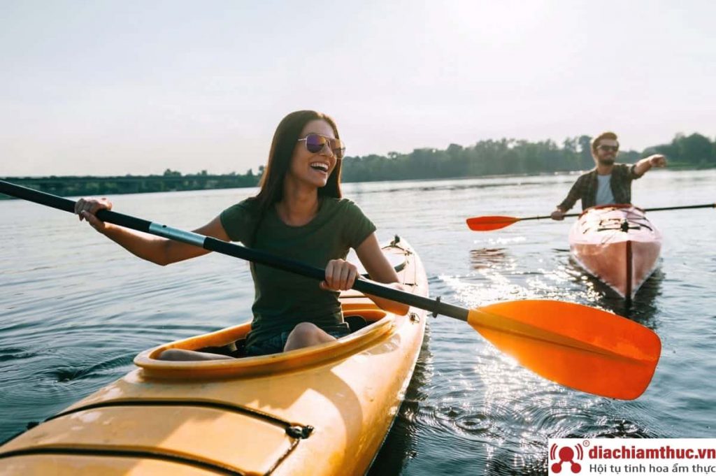 Với tuyền thuyền Kayak