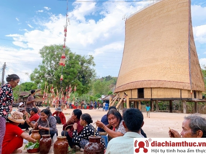 Tham gia lễ hội mừng nhà Rông mới