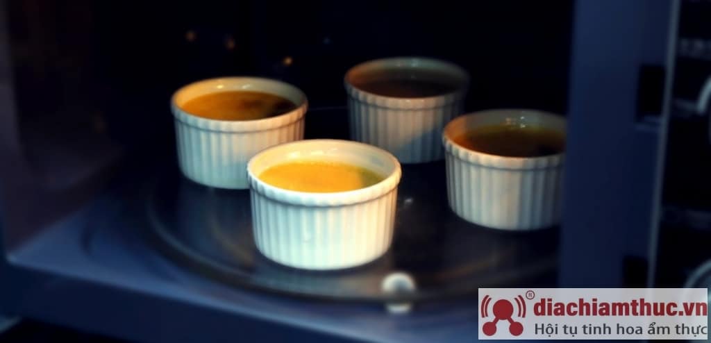 Cách làm bánh flan bằng lò vi sóng