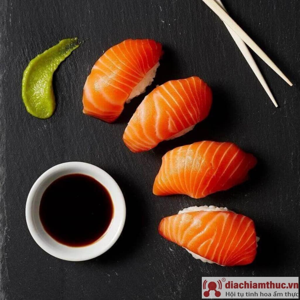 Sushi cá hồi