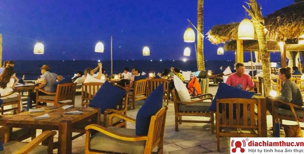 Bluesea Beach là quán bar ngoài trời được yêu thích nhất