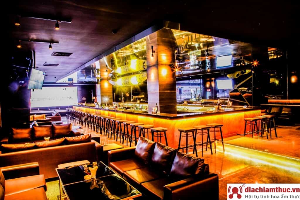 Lunar Lounge bar Nha Trang tọa lạc tại tầng 4 Nha Trang Center