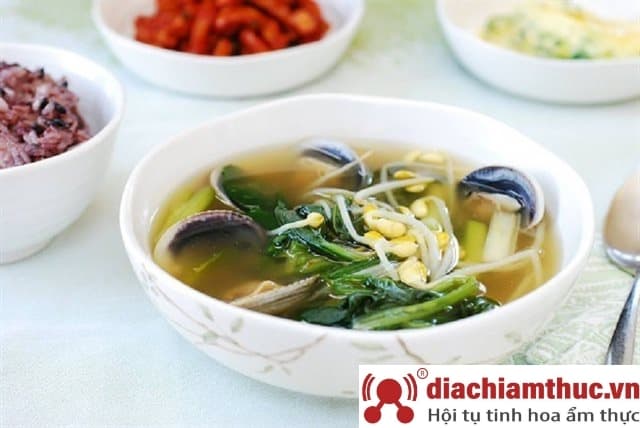 Canh giá đỗ nấu cải bó xôi