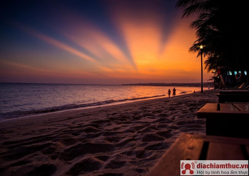 Ngắm hoàng hôn ở Hoang Ngoc Beach Resort