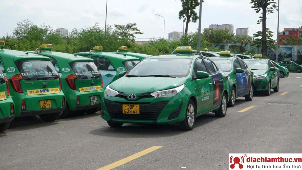 Di chuyển bằng taxi