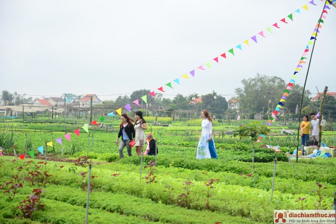 Khách du lịch khi đến đây cũng có thể tham gia vào không khí lễ hội