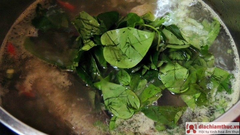 Nấu canh gà lá giang