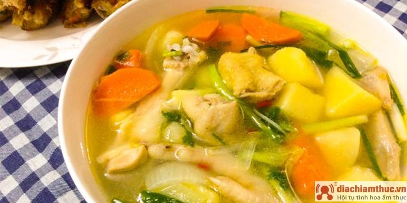 Thành phẩm canh gà nấu rau củ