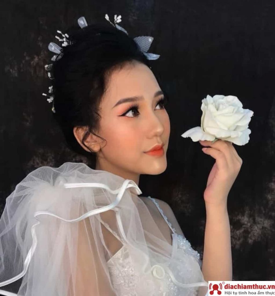 Tỏa sáng với đam mê cùng Linh Chi Makeup & Academy