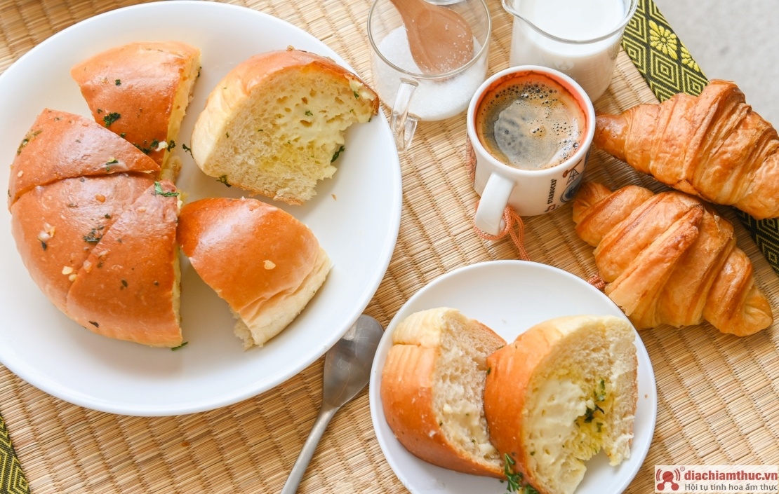 Bánh mì gạch đỏ