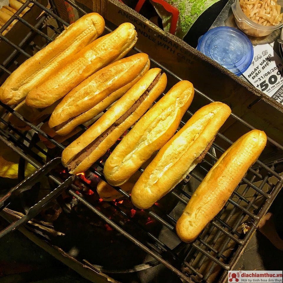 Bánh mì que Lạch Tray