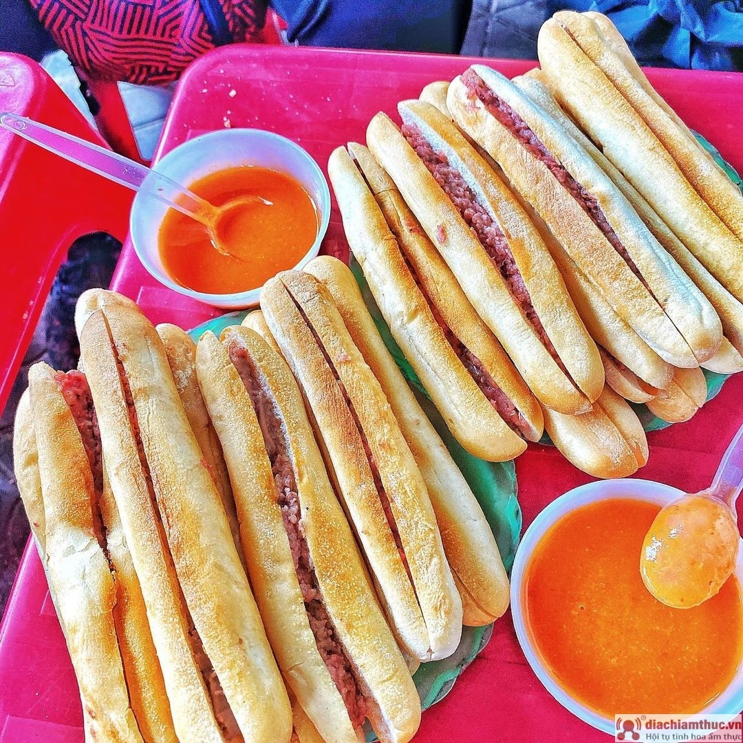 Bánh mì que cay Lạch Tray