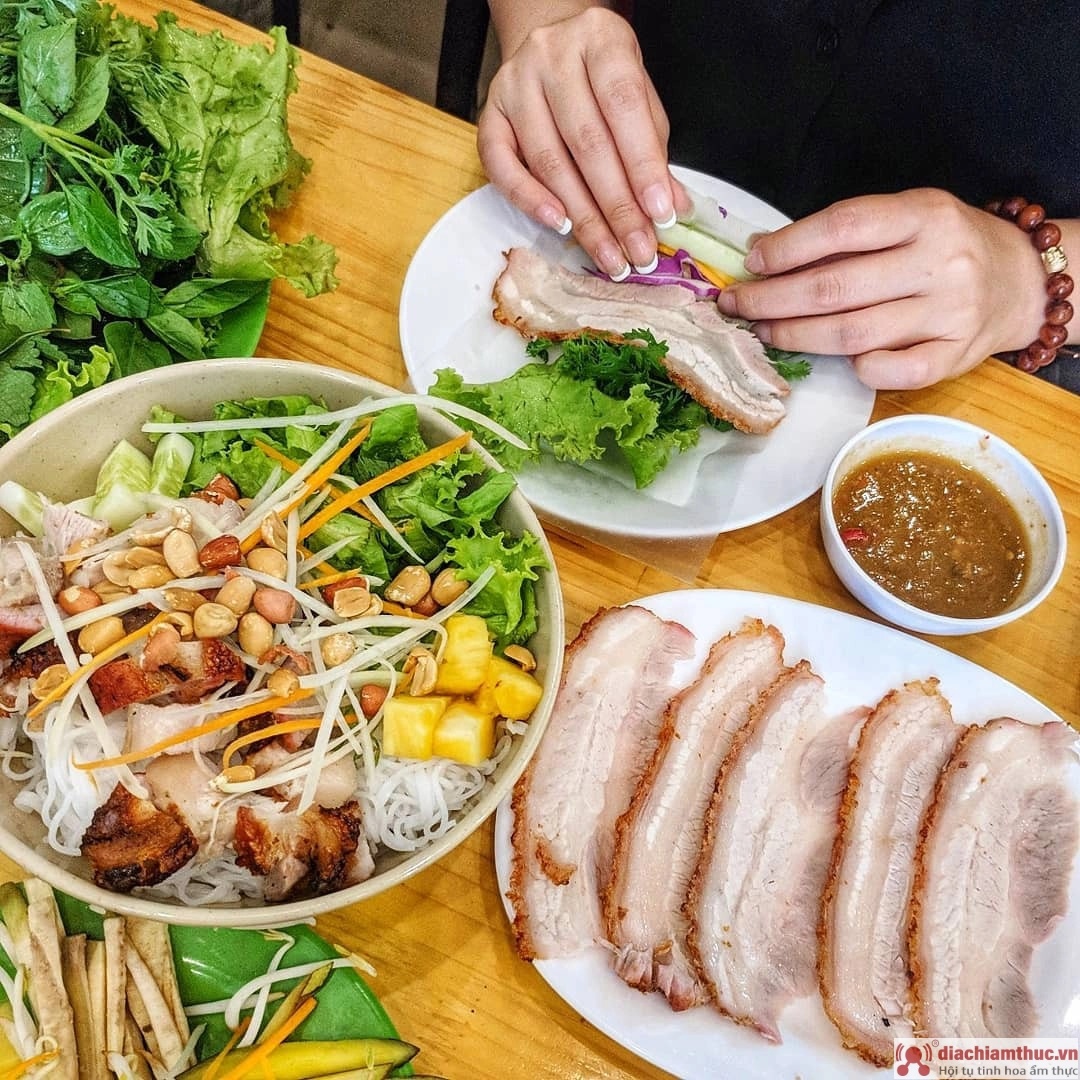 Bánh tráng cuốn thịt heo bà Mua