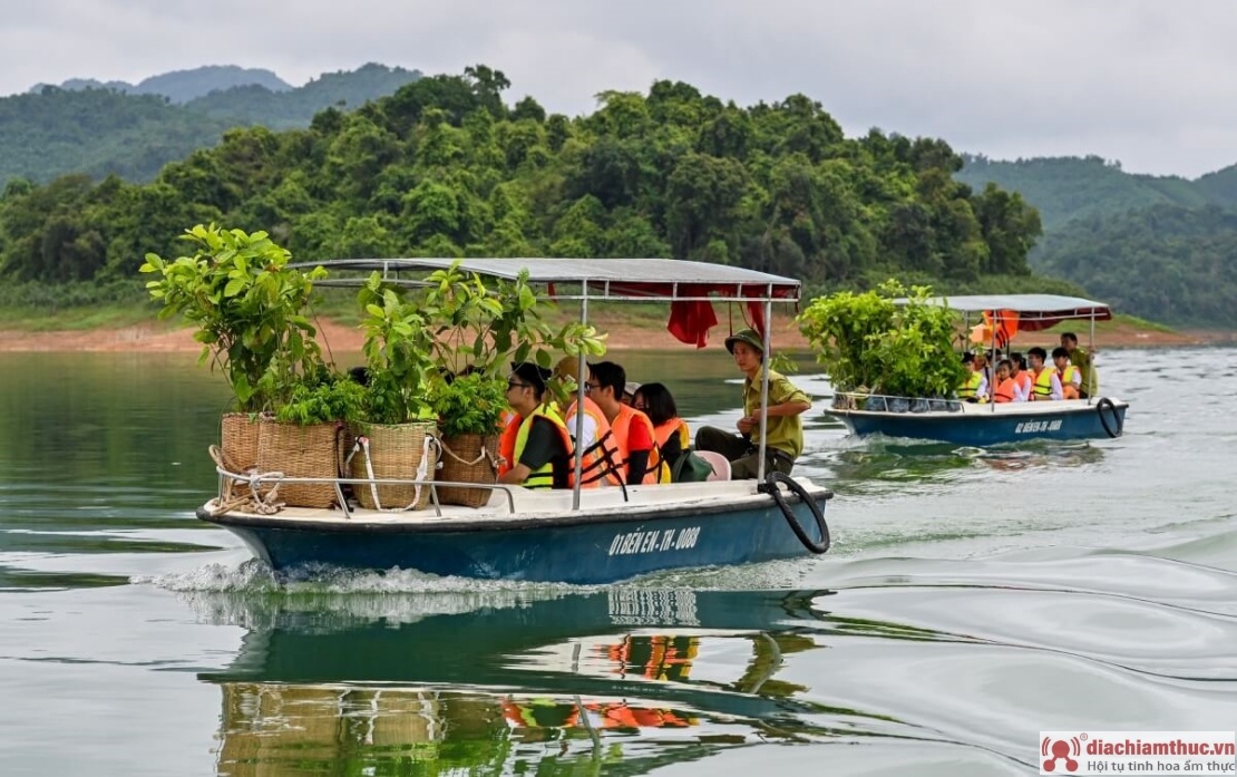 Đi thuyền trên sông Mực