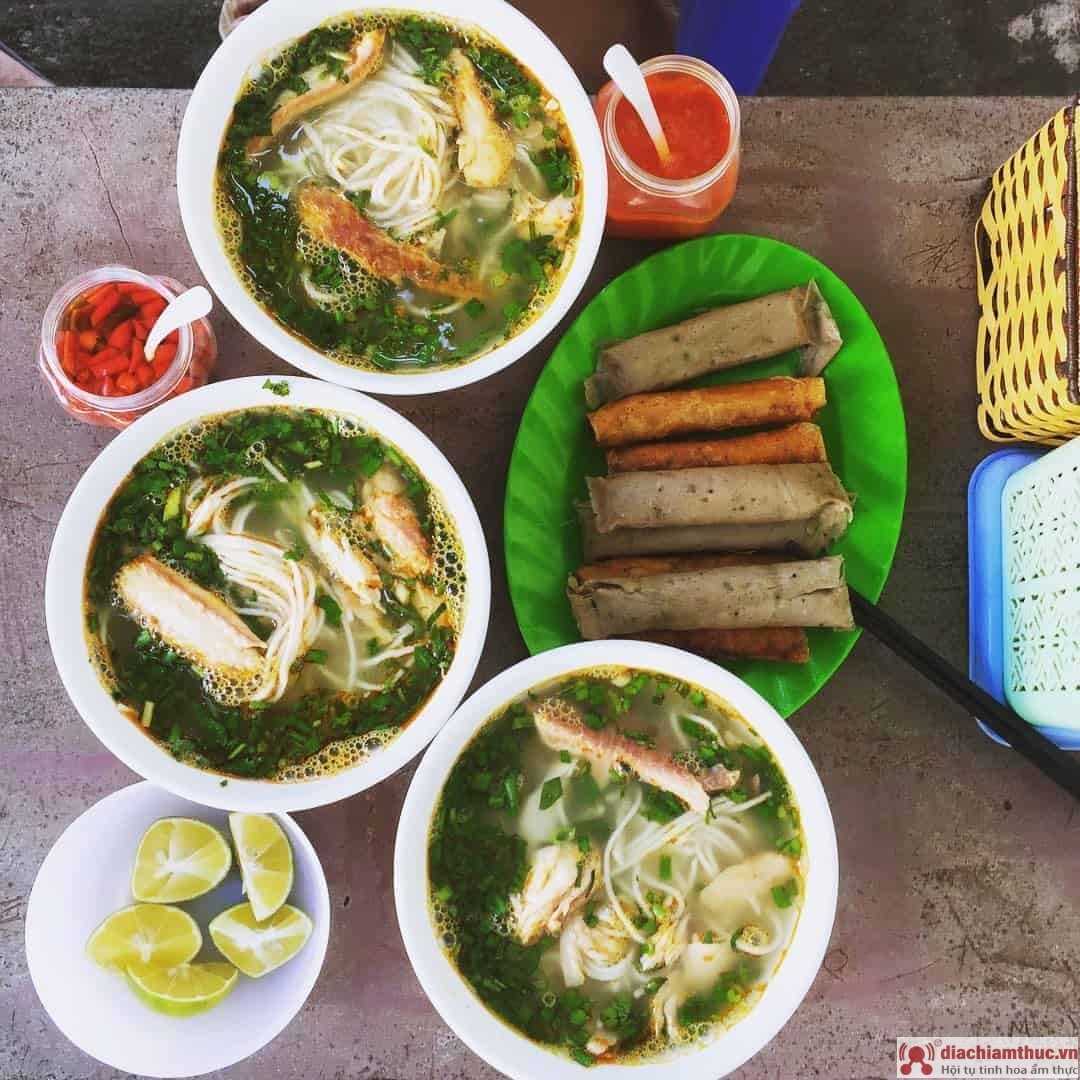 Một tô cháo canh đầy ụ hấp dẫn