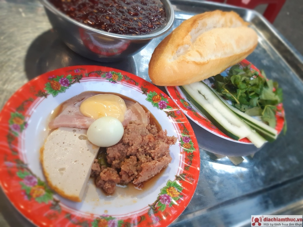 Bánh mì chấm pate Chu Văn An