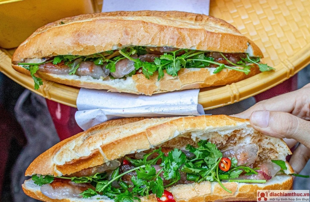 Bánh mì được nướng đều, nhân bánh bột lọc tôm với thịt