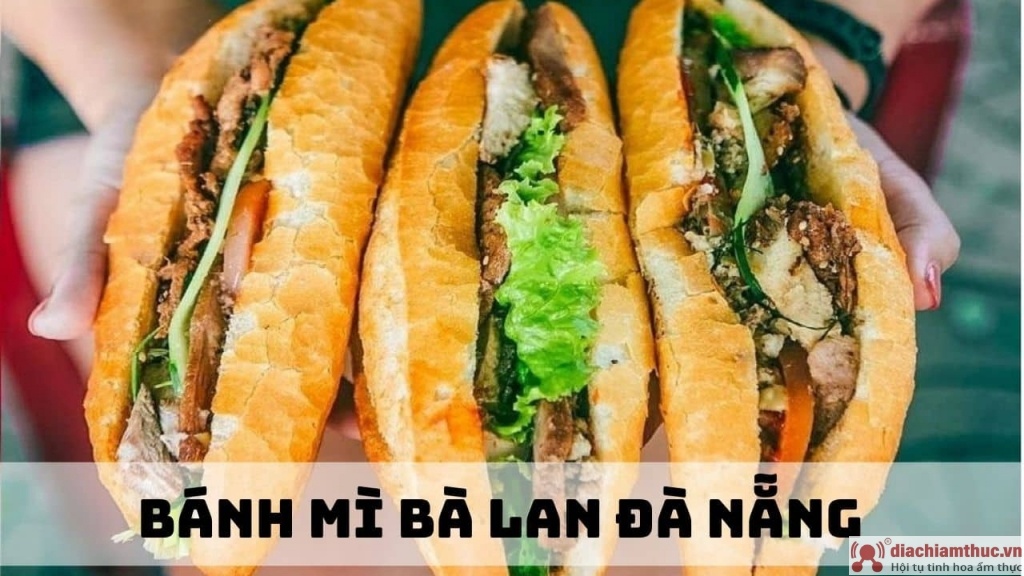 Bánh mì được phủ một lớp pate dày, topping nhiều