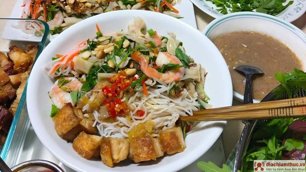 Bún mắm nêm Bà Thuyên