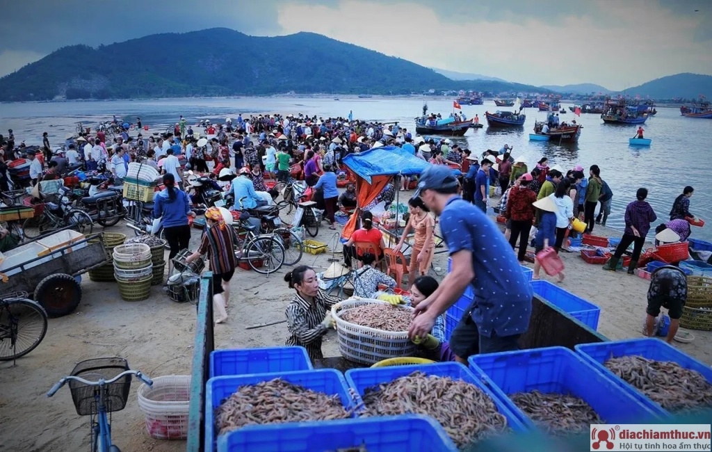 Chợ hải sản tươi sống ven biển đường Hoàng Sa